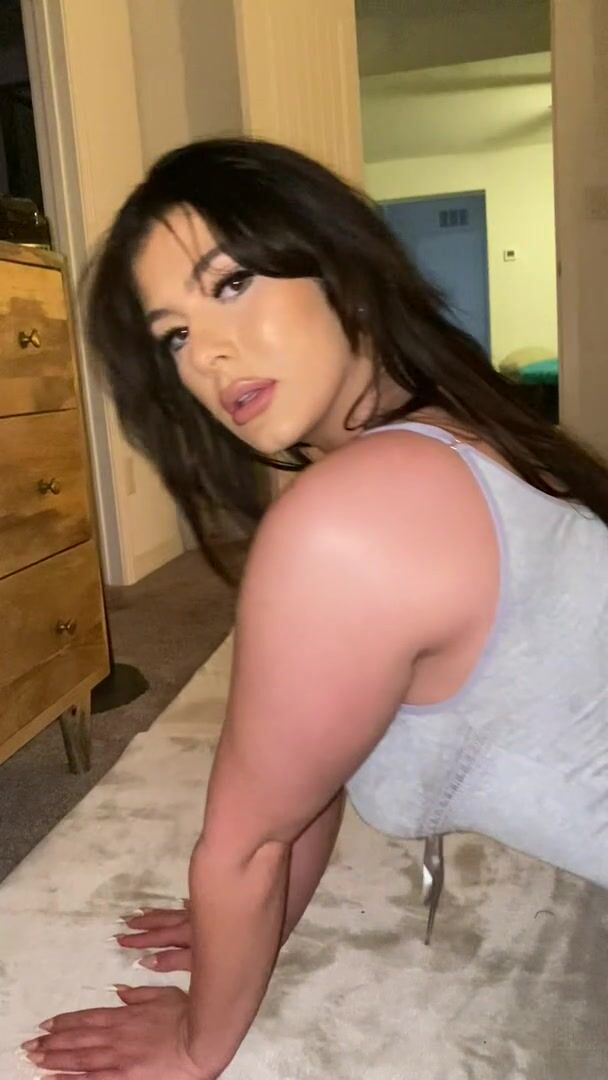 Thick Latina twerking in dress ????