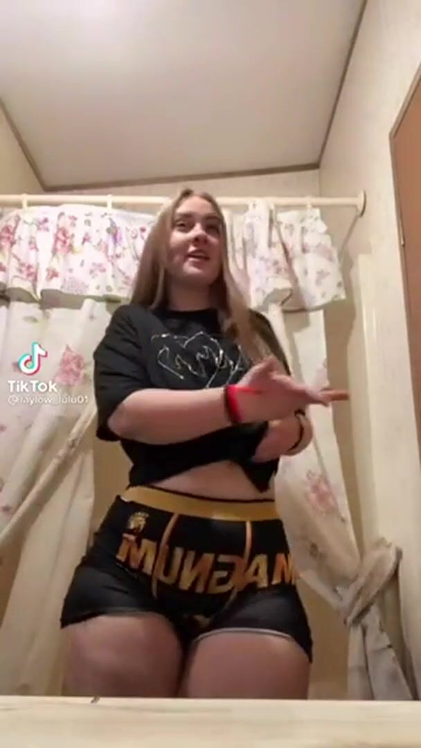 Big Ass Blonde Twerking
