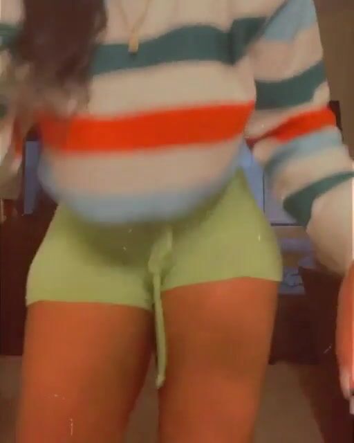 love when she starts doing the spilts and twerking it on the floor bruh