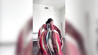 Nude Twerk: Janiameshell shakes her ass in sundress ???? #3