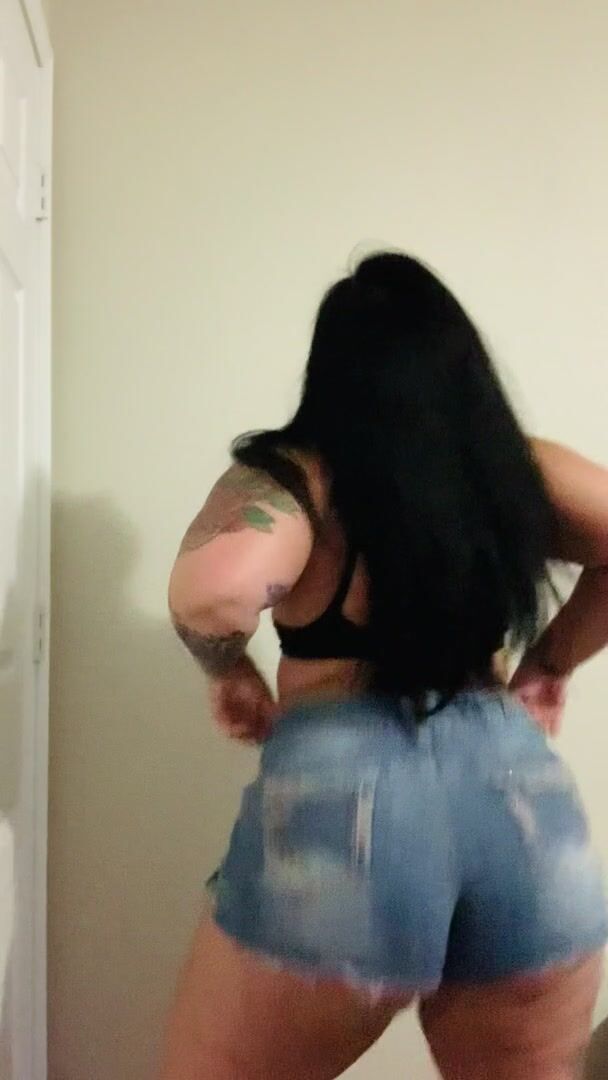 Moms can twerk a juicy booty better ????