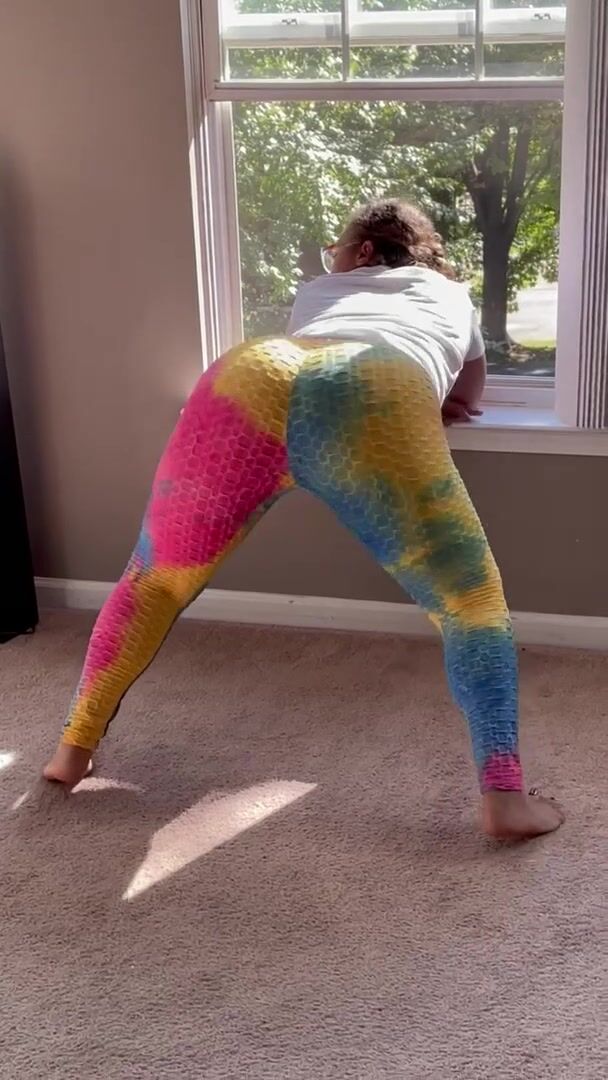 Desi doing a lil twerk