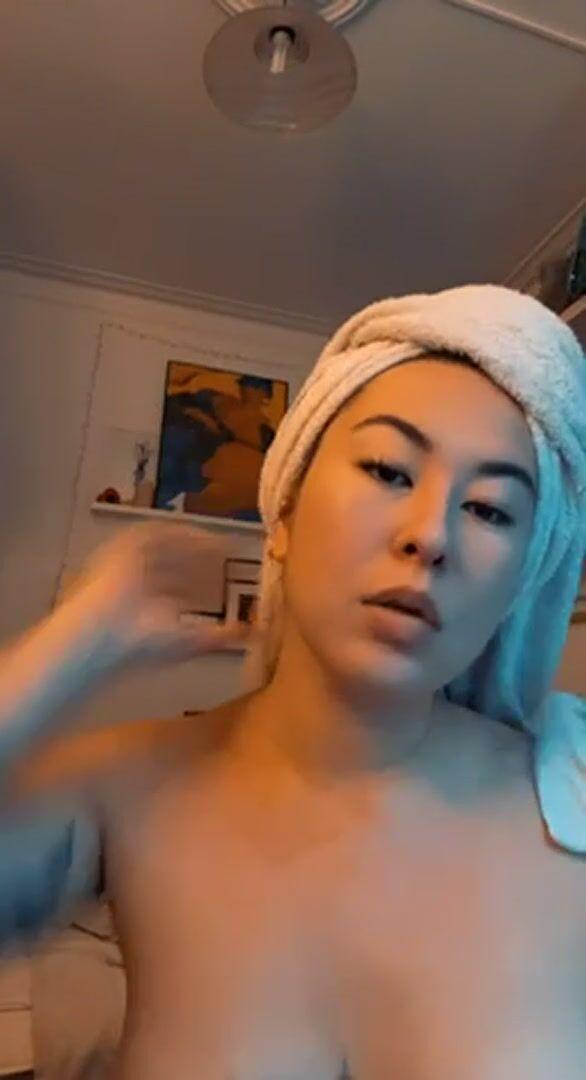 Shaking my juicy ass after a steamy hot shower