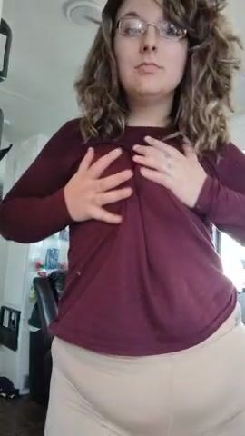 Shaking it in nude yoga shorts!????