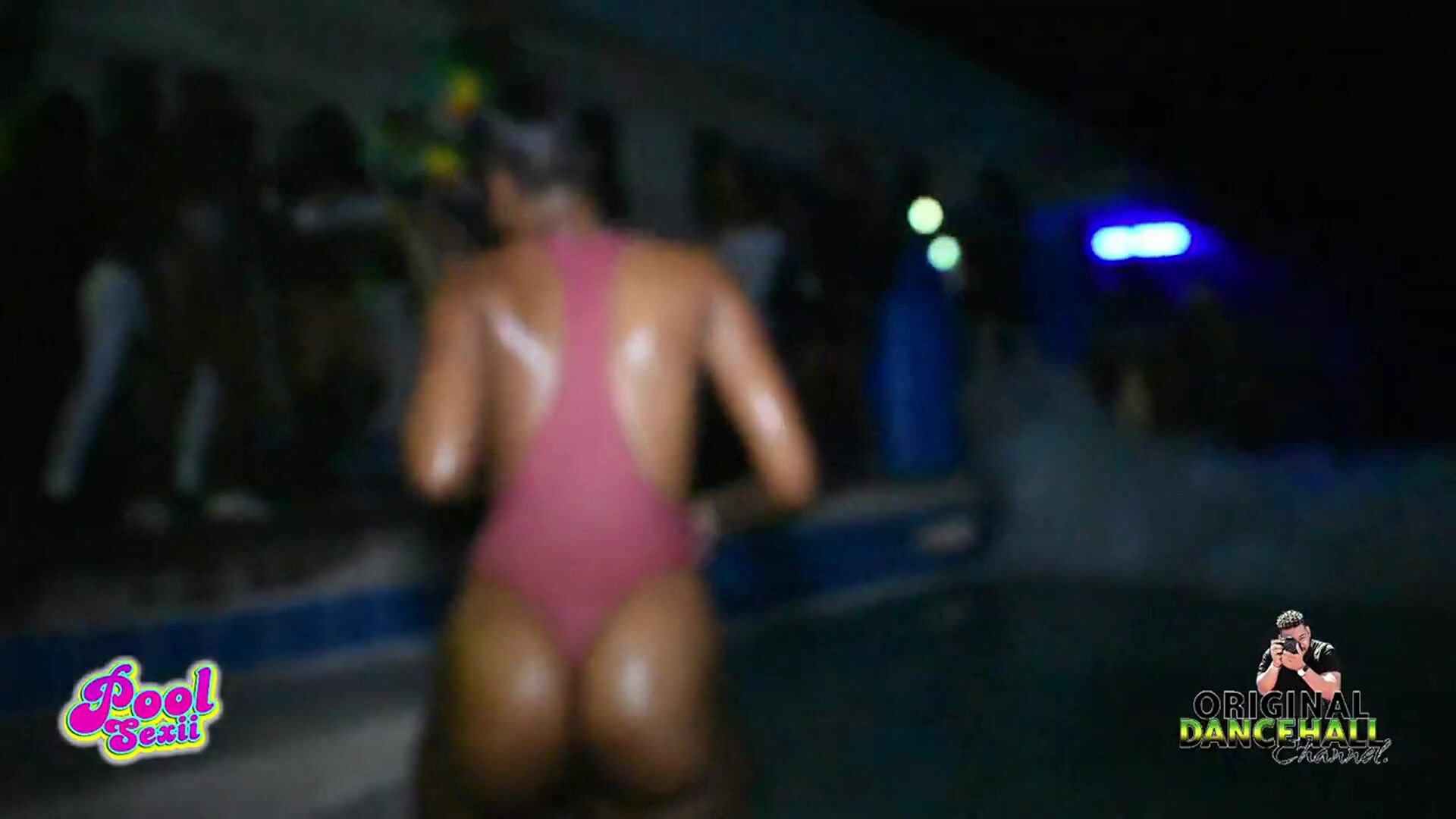 That big ass got wet while shaking it in the pool