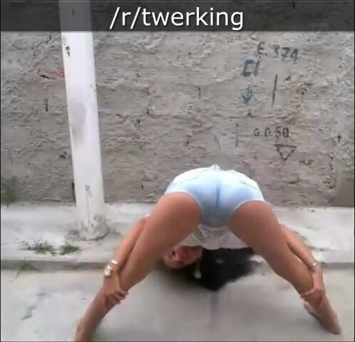 Brazilian Twerking in the street