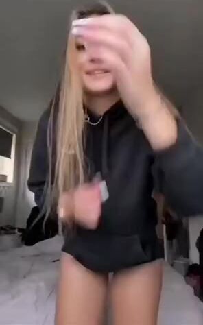 18 year old knows how to shake her ass