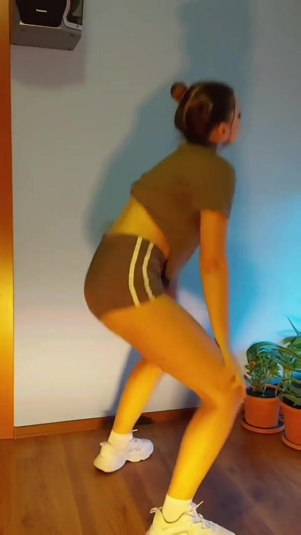 Alexandra Twerking