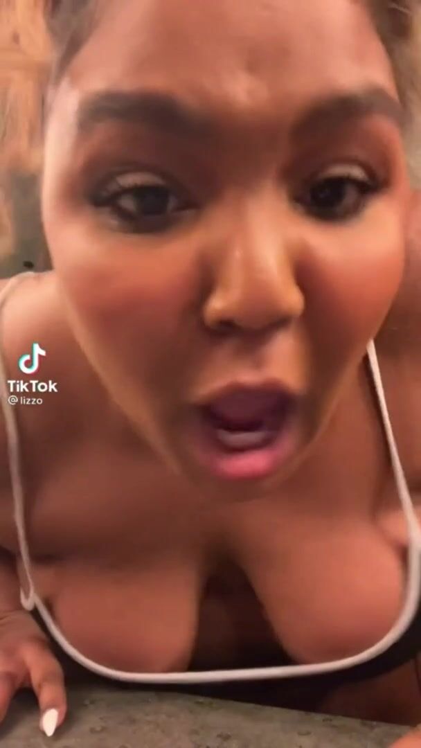 Lizzo twerkin that fat ass